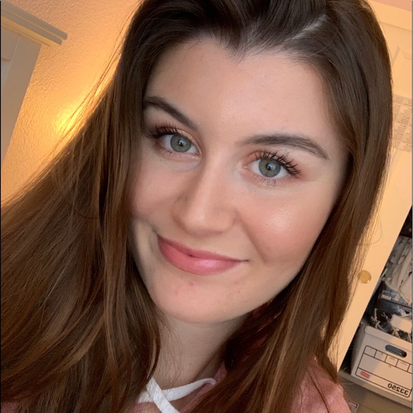 Meet your Posher, Alyssa - Picture 2 of 4